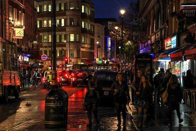 London could introduce a 10pm curfew to prevent second wave of coronavirus Photograph