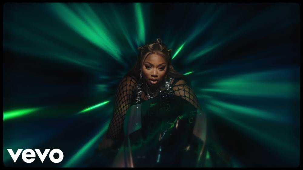 Dolapo lays down seductive 'Interest' visuals with Ms Banks and Oxlade Photograph