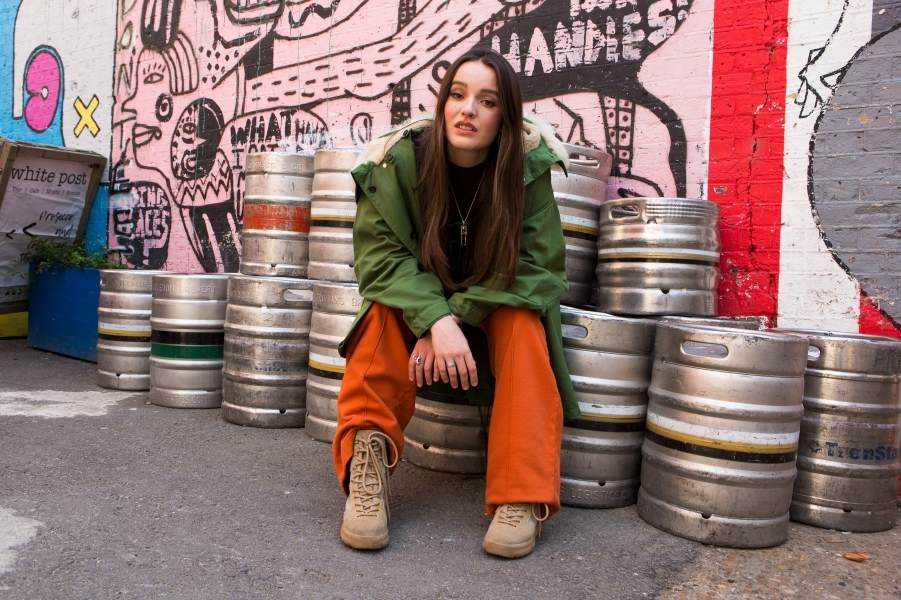Olivia Swann unleashes brand new track 'So Many Friends'  Photograph